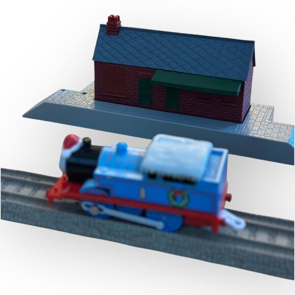 Thomas & Friends Christmas Motorized Train Set w Elsbridge Station Bridge - Picture 7 of 16